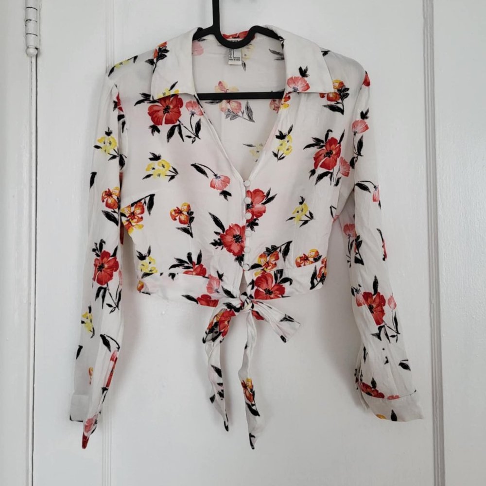Forever 21 White Long Sleeve Crop Blouse With Red and Yellow Flowers, Size Small